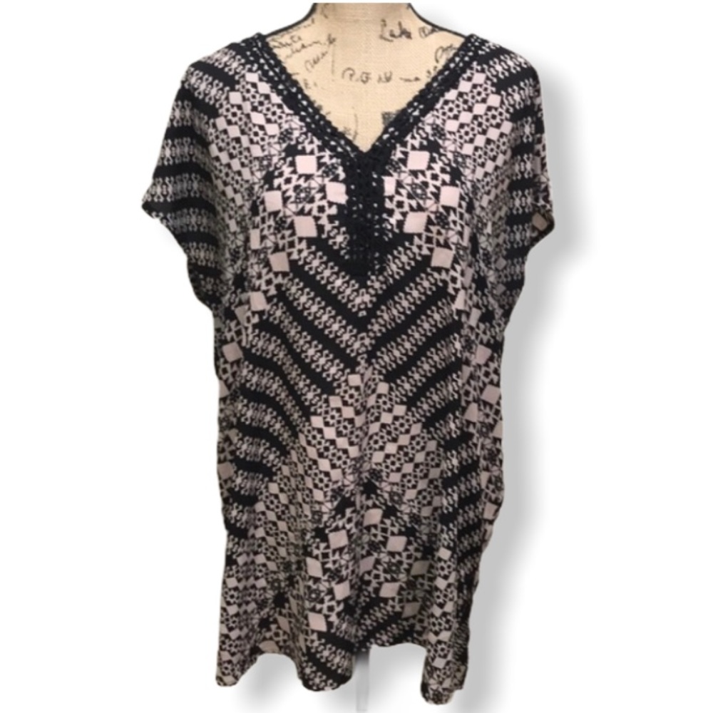 {Ava & Viv} Geometric Print V neck Tunic